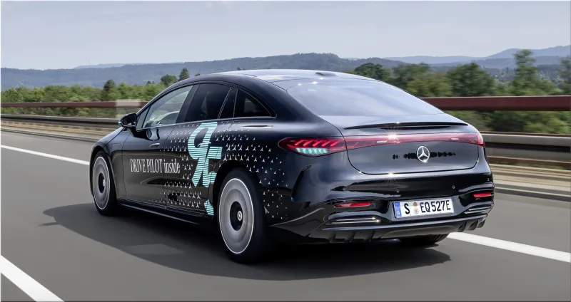 Mercedes-Benz Tests Marker Lights