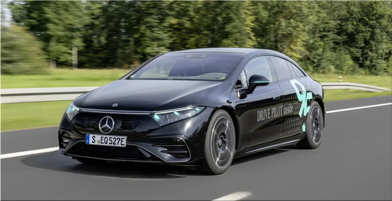 Mercedes-Benz Tests Marker Lights