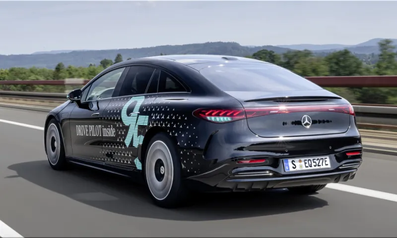 Mercedes-Benz Tests Marker Lights