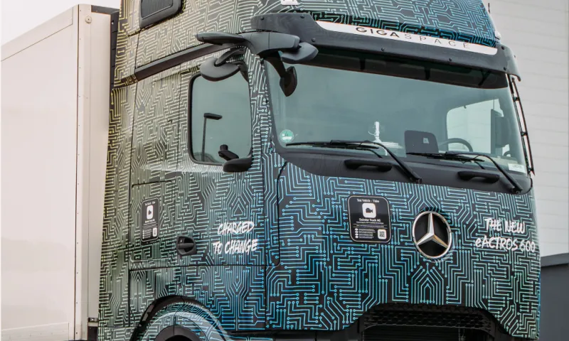 Simon Loos Invests in 75 Mercedes-Benz eActros 600: The Future of Long-Haul Trucking
