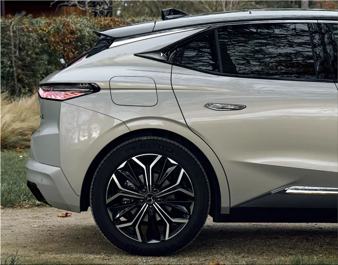 DS 3 Hybrid vs. DS 4 Hybrid: Choosing the Right Electrified Luxury